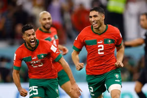 Thành công của Maroc ở kỳ World Cup lần này có dấu ấn rõ nét từ các cầu thủ Maroc sinh ra và lớn lên ở nước ngoài, trong đó có ngôi sao Achraf Hakimi (số 2). (Ảnh: Reuters)