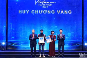 Bộ trưởng Thông tin và Truyền thông Nguyễn Mạnh Hùng và Phó Trưởng ban Tuyên giáo Trung ương Ngô Đông Hải trao huy chương Vàng cho 2 tác giả có tác phẩm đạt giải cao nhất cuộc thi.