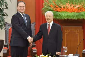 Tổng Bí thư Nguyễn Phú Trọng và Thủ tướng Cộng hòa Belarus Roman Golovchenko tại buổi tiếp. 