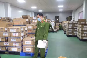 Cơ quan Công an thu giữ số lượng lớn hộp sữa bột giả các loại trong một đường dây sản xuất, buôn bán, tiêu thụ sữa bột giả. (Ảnh: cand.com.vn) 