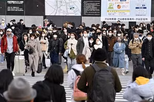 Người dân trên đường phố Tokyo, Nhật Bản. (Ảnh: Kyodo/TTXVN)