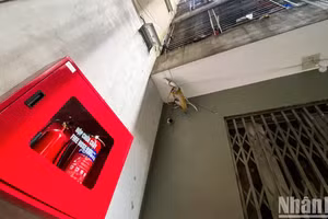 Luật Nhà ở (sửa đổi) được kỳ vọng sẽ giúp bịt các khoảng trống về quy định an toàn liên quan chung cư mini, đặc biệt là quy chuẩn về phòng cháy, chữa cháy. (Ảnh: THÀNH ĐẠT) 