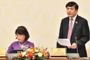 Tổng Thư ký Quốc hội Bùi Văn Cường phát biểu tại họp báo công bố kết quả Kỳ họp thứ 6, Quốc hội khóa XV. (Ảnh: THỦY NGUYÊN) 