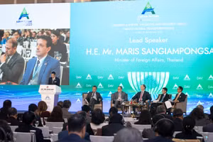 Quang cảnh Phiên toàn thể thứ nhất với chủ đề “Các xu hướng lớn tác động tới ASEAN và thế giới đến năm 2035” trong khuôn khổ Diễn đàn Tương lai ASEAN 2025. (Ảnh: SƠN TÙNG) 