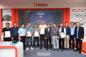 Đại diện Ban Tổ chức cùng các tác giả đoạt giải. (Ảnh: THÀNH ĐẠT)