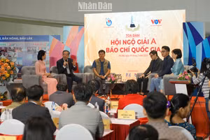 Tọa đàm quy tụ 40 tác giả, nhóm tác giả có tác phẩm đoạt giải A Giải Báo chí quốc gia trong 5 năm từ 2017-2021, cùng lãnh đạo các cơ quan thông tấn, báo chí. (Ảnh: TRUNG HƯNG)