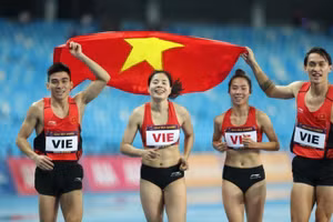 Đội tuyển Điền kinh Việt Nam giành Huy chương Vàng nội dung 4x400m hỗn hợp. Các vận động viên điền kinh đã giành được 12 Huy chương Vàng, 20 Huy chương Bạc, 8 Huy chương Đồng, đóng góp lớn vào thành tích của Đoàn Thể thao Việt Nam. (Ảnh: TTXVN)