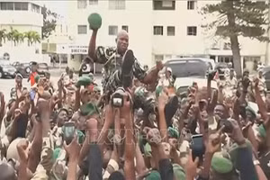 Tư lệnh Lực lượng Vệ binh Cộng hòa Gabon, Tướng Brice Oligui Nguema (giữa). (Hình ảnh chụp qua video: AFP/TTXVN)