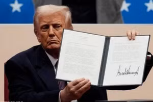Tân Tổng thống Mỹ Donald Trump ký sắc lệnh sau lễ nhậm chức tại Washington, DC ngày 20/1/2025. (Ảnh: Getty Images/TTXVN)