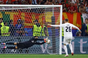 Thủ thành Diogo Costa của Bồ Đào Nha cản phá quả đá luân lưu của Josip Ilicic bên phía Slovenia trong trận đấu vòng 1/8 EURO 2024. (Ảnh: Reuters) 