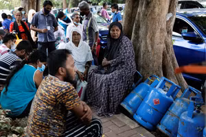 Người dân xếp hàng mua gas tại Colombo, Sri Lanka, ngày 23/5/2022. (Ảnh: Reuters)