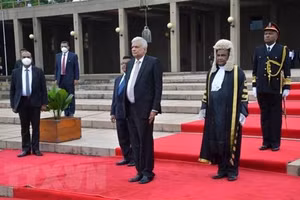 Tổng thống Sri Lanka Ranil Wickremesinghe (giữa, phía trước) tại lễ tuyên thệ nhậm chức ở Colombo, ngày 21/7/2022. (Ảnh: THX/TTXVN)