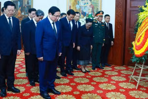 Thủ tướng Phạm Minh Chính viếng nguyên Chủ tịch Đảng Nhân dân cách mạng Lào, nguyên Chủ tịch nước Lào Khamtay Siphandone tại Đại sứ quán Cộng hòa dân chủ nhân dân Lào ở Hà Nội, sáng 4/4/2025. (Ảnh: TTXVN) 