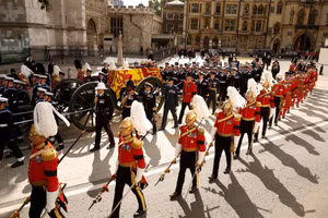 Linh cữu của Nữ hoàng Elizabeth II được đưa từ Tu viện Westminster tới nơi an táng trong lễ tang cấp nhà nước tổ chức tại London, Anh, ngày 19/9/2022. (Ảnh: Reuters)