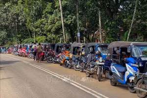 Các phương tiện xếp hàng chờ bơm xăng tại Pugoda, Sri Lanka, ngày 23/6/2022. (Ảnh: AFP/TTXVN)