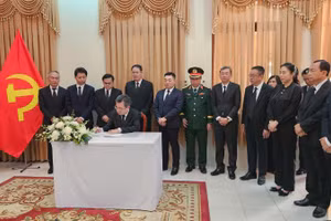 Đồng chí Nguyễn Thanh Nghị ghi sổ tang. 