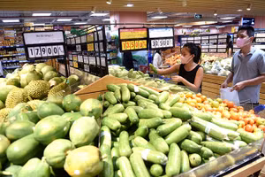 Nhiều mặt hàng nông sản tại siêu thị Co.opmart được dán tem truy xuất nguồn gốc. Ảnh | AN AN