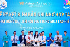 Lễ ký kết Biên bản ghi nhớ hợp tác phát động du lịch nội địa trong mùa cao điểm tại Hội thảo. Ảnh: THÀNH ĐẠT