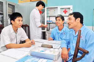 Chăm sóc sức khỏe cho thương binh Trung tâm Điều dưỡng thương binh Lạng Giang (Bắc Giang). Ảnh: TRẦN HẢI