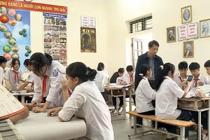 Chiếc nón lá truyền thống đã có mặt trong những tiết học của thầy và trò Trường THCS Gia Thanh, huyện Phù Ninh, Phú Thọ. 