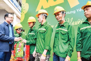 Chủ tịch Tổng Liên đoàn Lao động Việt Nam Nguyễn Đình Khang trao quà tặng công nhân. Ảnh THÀNH ĐẠT