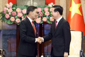 Chủ tịch nước tiếp đồng chí Sinlavong Khoutphaythoune, Ủy viên Bộ Chính trị Đảng Nhân dân Cách mạng Lào, Chủ tịch Ủy ban Trung ương Mặt trận Lào xây dựng đất nước. (Ảnh: TTXVN)