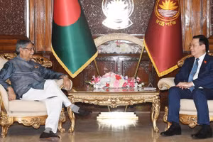 Chủ tịch Quốc hội Vương Đình Huệ hội kiến Tổng thống Bangladesh Mohammed Shahabuddin. (Ảnh: TTXVN)
