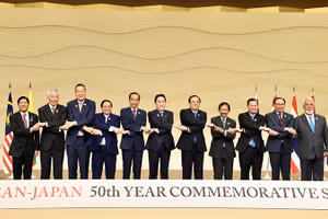 Các nhà lãnh đạo Nhật Bản và ASEAN chụp ảnh chung trước giờ khai mạc Hội nghị Cấp cao Kỷ niệm 50 năm quan hệ ASEAN-Nhật Bản.