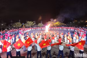 Đoàn viên thanh niên Vùng 3 Hải quân đồng diễn 5 vũ điệu tập thể. (Ảnh: ĐÌNH TĂNG)