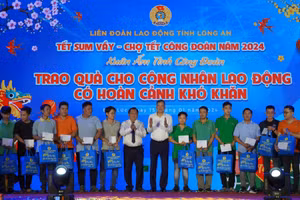 Lãnh đạo Tổng Liên đoàn Lao động Việt Nam và tỉnh Long An trao quà Tết cho công nhân lao động đang làm việc tại Long An. 