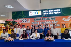 Các doanh nghiệp ký kết với Bưu điện tỉnh Long An việc đưa hàng giới thiệu, bán sản phẩm OCOP tại điểm bán hàng của Bưu điện. 