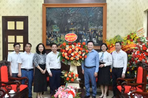 Đồng chí Nguyễn Văn Thể, Ủy viên Trung ương Đảng, Bí thư Đảng ủy Khối các cơ quan Trung ương tặng hoa chúc mừng Báo Nhân Dân nhân dịp kỷ niệm 98 năm Ngày Báo chí cách mạng Việt Nam. (Ảnh: ĐĂNG KHOA) 
