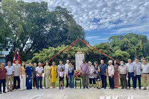 Đại sứ Việt Nam tại Cuba Lê Thanh Tùng cùng các cán bộ và người dân địa phương yêu mến Việt Nam và ngưỡng mộ Hồ Chủ tịch đã dâng hoa và kính cẩn nghiêng mình tưởng nhớ Bác. (Ảnh: Mai Phương/TTXVN)