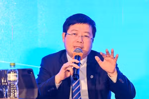 Ông Nguyễn Thanh Lâm, Thứ trưởng Bộ Thông tin và Truyền thông trao đổi tại hội thảo.