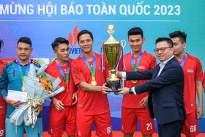 Tổng Biên tập Báo Nhân Dân, Chủ tịch Hội Nhà báo Việt Nam Lê Quốc Minh trao cúp vô địch cho đội bóng của Báo Tuổi trẻ Thủ đô. (Ảnh: THÀNH ĐẠT)