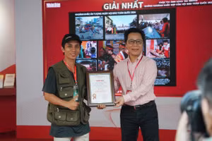 Đồng chí Vũ Mai Hoàng, Ủy viên Thường vụ Ban Chấp hành Liên Chi hội Nhà báo Báo Nhân Dân, Trưởng Ban Công tác Hội trao Giải Nhất cho tác giả Lê Hoàng Mến (Thành phố Hồ Chí Minh) với tác phẩm "Khoảnh khắc ấn tượng ngày Hội Báo toàn quốc 2024".