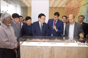 Trong khuôn khổ chuyến thăm chính thức Cộng hòa Nhân dân Bangladesh, sáng 23/9/2023, tại Thủ đô Dhaka, Chủ tịch Quốc hội Vương Đình Huệ thăm công ty dược phẩm Beximco. (Ảnh: TTXVN)