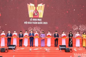 Các đại biểu cắt băng khai mạc Hội Báo toàn quốc 2023. (Ảnh: Thành Đạt)