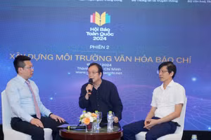 Các diễn giả trao đổi tại toạ đàm Xây dựng môi trường văn hoá báo chí. (Ảnh: THẾ ANH)