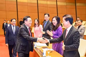 Chủ tịch Quốc hội Vương Đình Huệ với các đại biểu tại buổi gặp mặt.