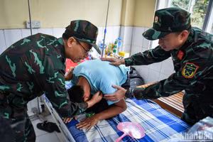 Htet Muang Muang nghẹn ngào nói: "Cá nhân tôi cám ơn bộ đội Việt Nam".