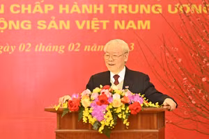 [Ảnh] Tổng Bí thư Nguyễn Phú Trọng nhận Huy hiệu 55 năm tuổi Đảng
