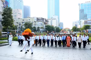 Các đồng chí lãnh đạo Đảng, Nhà nước và Hội Nhà báo Việt Nam dâng hoa tưởng niệm Chủ tịch Hồ Chí Minh.