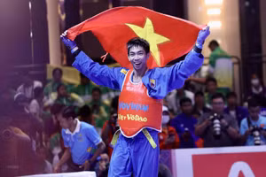 Nguyễn Thanh Liêm sau khi thắng áp đảo đối thủ Emmanuel Dailay Cantores (Philippines) ở chung kết. (Ảnh: Hoàng Linh/TTXVN) 