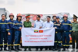 Trung tướng Nguyễn Tuấn Anh, Cục trưởng Cục Cảnh sát Phòng cháy chữa cháy và Cứu nạn, cứu hộ (Bộ Công an) trao hàng cứu trợ tới Thủ hiến vùng Yangon U Soe Thein. 