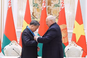 Tổng thống Belarus Aleksandr Lukashenko trao tặng Huân chương Hữu nghị các dân tộc của Belarus cho Tổng Bí thư Tô Lâm. (Ảnh: THỐNG NHẤT/TTXVN)