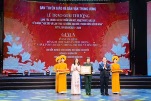 Đồng chí Nguyễn Trọng Nghĩa, Ủy viên Bộ Chính trị, Bí thư Trung ương Đảng, Trưởng Ban Tuyên giáo và Dân vận Trung ương trao giải A cho Điện ảnh Quân đội nhân dân.