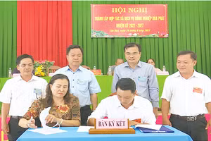 Bí thư Huyện ủy Thanh Bình, Cao Thanh Xuân (đứng thứ 2 từ phải qua) tham dự Hội nghị thành lập hợp tác xã tại xã Tân Hòa.