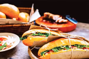 Bánh mì kẹp thịt là món ăn đường phố hấp dẫn thực khách hàng đầu thế giới. 