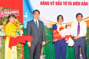 Lãnh đạo tỉnh Vĩnh Long trao giấy chứng nhận cho các nhà đầu tư. (Ảnh BÁ DŨNG)